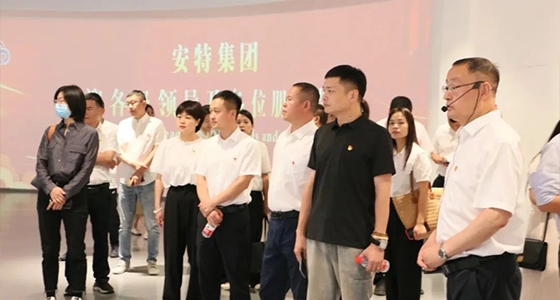 全县两新党建工作会议党员参观CC网投党群服务中心